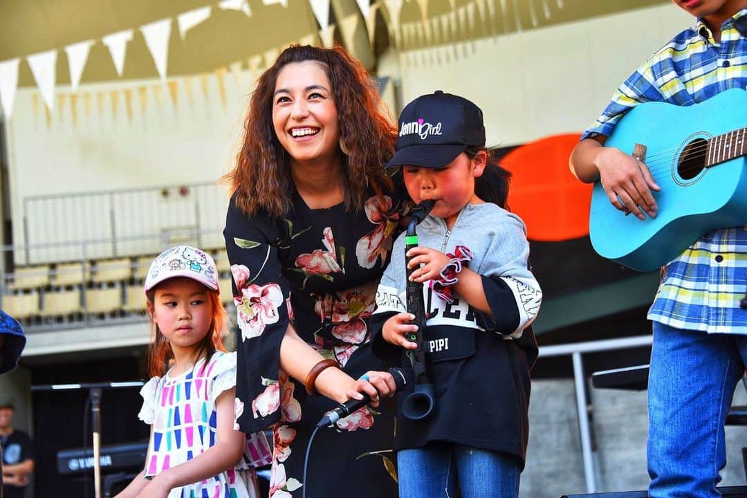 のインスタグラム：「Thank you so much "Rock's for children" festival in Osaka. Moved from kids passion. Try and error but still we trying everyday. They're great, They're teacher. Music is our life. こどもセッションに参加してくれたみんな、ありがとう❤️ 来てくださった皆さんもありがとう。 昨日の本番前に一度だけリハーサルしました。 みんながたくさん練習してきてくれたことが伝わってきました。 終了後にラジオのインタビューで一人の子のストーリーをシェアしてもらいました。 この写真のサックスの女の子、楽器を誕生日プレゼントに買ってもらったんだけど、最初は音が全然鳴らずに苦戦したみたいで。 それでも昨日のステージのために演奏を重ねて重ねて、一生懸命トライしてくれたんだって。😭 間奏のところでベースコードをロングトーンで吹いてくれたんだけど、リハーサルで聴いてぶったまげた！🎷 彼女の鳴らすそのベース音がすごい効果を昨日のピアノとパーカッションのセットに加えてくれたの。 これぞ音楽。 音を楽しむことが何より大切。 彼女のそのストーリーを知れて嬉しかったし、他の子達もそれぞれ昨日までにストーリーがあったんだなぁ、と。終わった後一人感激してました。 JOYを一緒に演奏したんたけど、キーがD♭なんだよ。 ギターの子達も相当苦労したとおもいます。 ほんとに楽しかったし、またみんなとやりたいなと思ったよ。  こういった温かなフェスは主旨も素晴らしいけれど、やはり昨日のステージまでのこどもたちの情熱に音楽を演る全てのひとのスタート地点を感じた日でした。  みんなのおかげだよ。 ありがとう❤️ #rockforchildren2019 #こどもせっしょん #joy #服部緑地 #o大阪」
