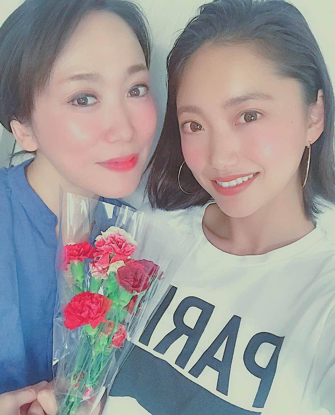 愛菜さんのインスタグラム写真 - (愛菜Instagram)「Mother's Day 🌹 . . 行動的で仕事人で料理上手🙌 見習うことたくさん🐥 一緒にエステのお仕事できて とても嬉しいよ〜☺️✨ いつもありがとう❤️ . . #mothersday  #love #母の日 #感謝 #カーネーション」5月12日 8時27分 - ainaaa0622