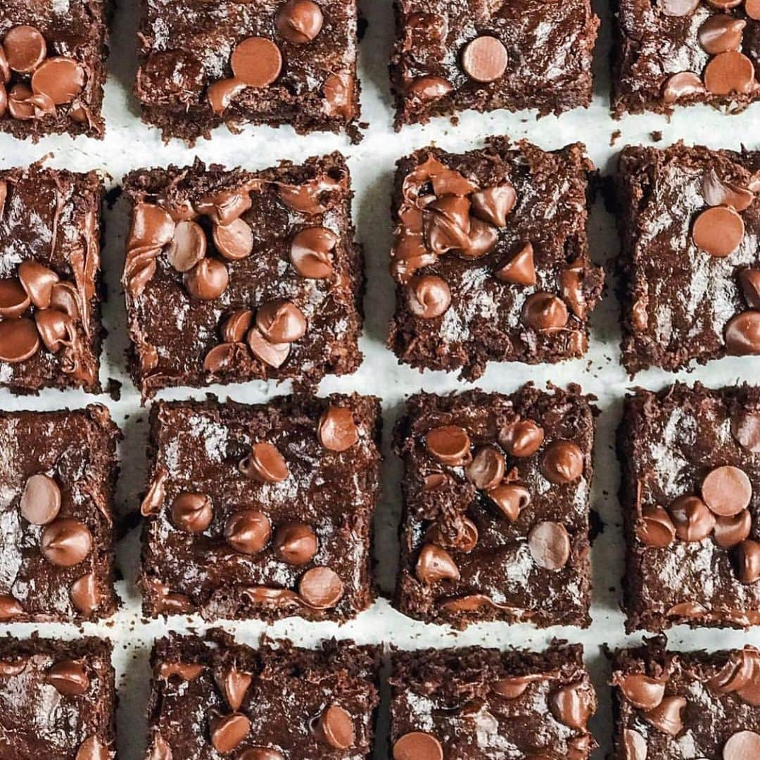 Whole Foods Marketさんのインスタグラム写真 - (Whole Foods MarketInstagram)「Fun fact: These almond butter brownies are made with ZUCCHINI and they’re 💯💯💯 Also, we hear moms really like them...😉Recipe and 📷 from @daisybeet.」5月12日 8時28分 - wholefoods