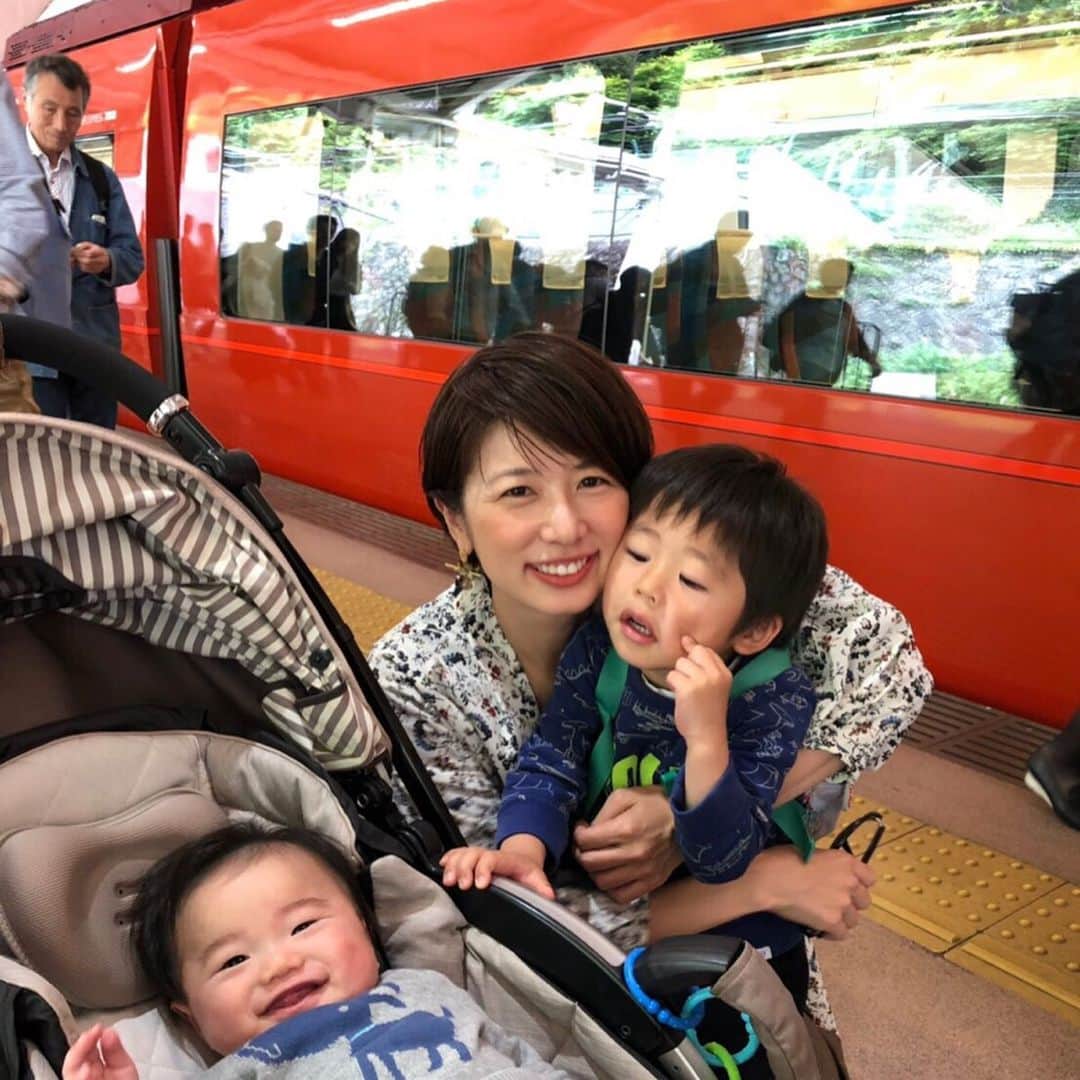 小林真樹子のインスタグラム：「🌈2019 GW 🚆♨️ 今年はたくさん遊んだな😆 乗り物大好きな長男は小田急のロマンスカーに乗るのも楽しみにしてました❤️ 広い車内でご飯食べながらおしゃべりしながら移動できるのはやっぱりいいもんですね🙌 . 箱根では計画を立てずに向かったのですが、 ごろっと入ったポルチーニの美味しいピザランチに、 全身凝りまくってる私を気遣ってくれて、 温泉入っといで〜と夫から時間を貰ったりと 嬉しい時間となりました🙏✨ . 甘さといい、柔らかさといい、 ホテルクオリティのフレンチトーストも絶品です❤️ . 紫陽花の咲く季節にまた登山電車に乗りたいな。 . #親子でおでかけ #ロマンスカーgse #箱根湯本 #ランチ #808モンスマーレ #川遊びも楽しそうだった #お手洗いから戻ってきたら次男はストールでぐーるぐる #湯本富士屋ホテル #フレンチトースト #登山電車で寝てしまった息子達 #4歳 #5ヶ月baby #2人育児」