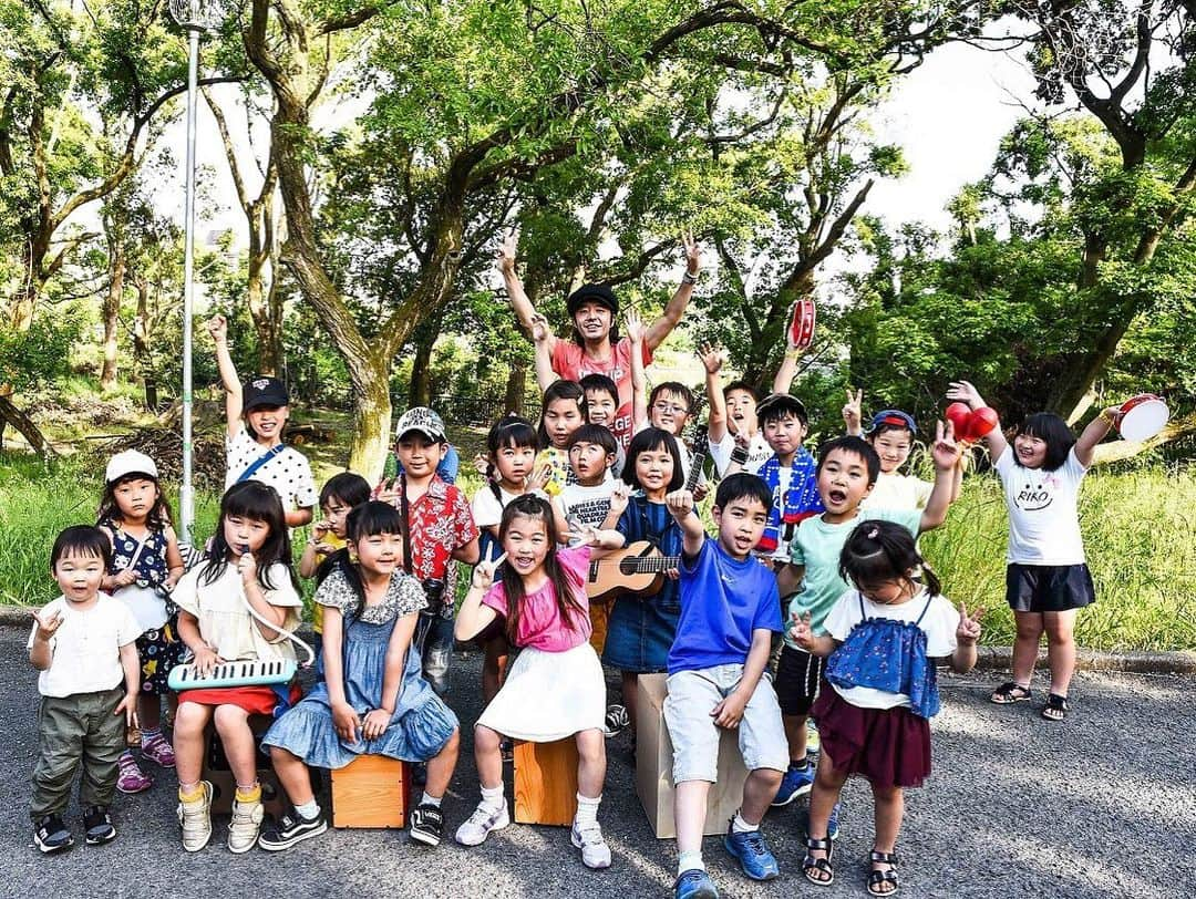 和田唱さんのインスタグラム写真 - (和田唱Instagram)「Rocks Forchile、出番無事終了しました！！観てくれた皆さん、ありがとう🤝そして子供達とのコラボの機会を与えてくれたスタッフの方々に感謝。みんなかわいくていい子達だったなぁ。話をもらった時に即OKした。子供は偉大だからね。で、曲を考えたんだけど、子供達と一緒に何を！？ってなるでしょ？童謡とかアニメソング？いや違う、ディズニーランドのあの歌だ！ってすぐ思った。「It’s A Small World」。これしかない！一応流れを作るために俺が一人でWhen You Wish Upon A Star〜A Whole New Worldを短くやって、そのままIt’s A〜になだれ込み、子供達がステージに入ってきて一緒に歌う！そんな感じでやってみた。なんとも良かったなぁ... ↑は終わったあとに撮った記念写真✌️この後もそれぞれの子と、ママの撮影で写真撮ったりしたんだけど、そんな交流が実は今日のハイライトだったりもする。子供＝音楽＝大人を繋げる素敵なイベントだった。（Photo by ハヤシマコ）#rocksforchile #和田唱 #服部緑地野外音楽堂 #itsasmallworld」5月12日 19時20分 - sho_wada_triceratops