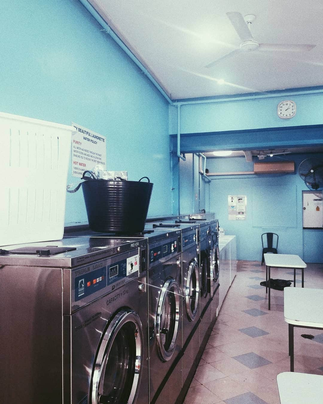 小林レイミさんのインスタグラム写真 - (小林レイミInstagram)「🎽👟💈🌀🌊 #blue #landry #blueworld #coinlaundry #melbourne #photographie #travelphotography #tourism #trip_shot #travelersnotebook #travelgram #l4l #melbourne #sweet #スウィートインスタ #青 #海外旅行 #女子旅」5月12日 19時25分 - _reimi._____