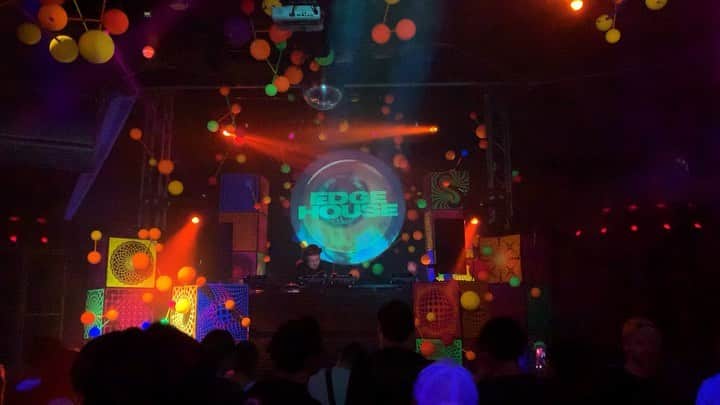 のインスタグラム：「Last night's EDGE HOUSE🔥🏠 やはりMeléのズンドコTribal安定的に 太いし超ニュースクール。アカペラループの 重ね方と持込機材のエフェクト感が独特。カッケェ。」