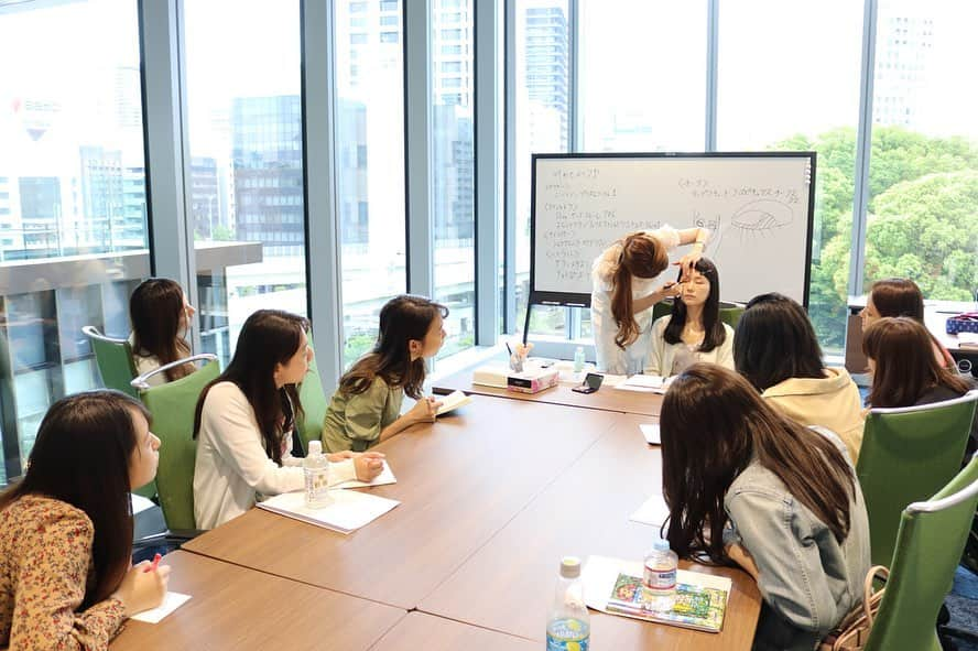 寿春花果さんのインスタグラム写真 - (寿春花果Instagram)「昨日の東京1day レッスン❤️ 人は思考と行動で、驚くほど見たこともない景色をみることができる♪人は変われる！！ 改めて気付かされた1日でした♡ 関西を拠点にレッスンする中で関東の方からも沢山のレッスンリクエスト頂き、私自身も待ちに待ちに待った東京レッスンでした♡関東のみんなとレッスンできて、本当に本当に嬉しくて私の方が元気！やる気！美！を頂きました♡本当にいつもありがとう〜💕 . 1dayレッスンということで、マインド、メイク、ヘアアレンジ、ポージング…多方面から美を底上げ✨ 生徒さまたちの心の姿勢がとても素敵です💓麗しい^ ^ 本当にありがとうございました🌸 #最後の動画のみ音声あり♡写真の撮られ方のビフォーアフターが凄すぎて"全然違う〜☆"の声が飛び交っています^ ^ . #メイクレッスン#魅力アップ#ヘアアレンジレッスン#ポージング#写真の撮られ方 #モチベーション#mimilibre#寿春花果」5月12日 17時59分 - hanaka_yu