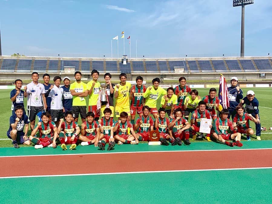のインスタグラム：「. . 天皇杯高知県予選決勝 優勝 vs #KUFC南国  3-2 (勝利) . . 難しい試合展開でしたが、 なんとか接戦をモノにすることが出来るました。 もちろん、満足は出来ません。ただ、 「サッカーは最後まで何が起こるかわからない。」 カテゴリー問わず、どんな試合でも、改めて皆がこの勝利から、 何を得て、どう繋げていくかが大切だと思います。 . . 天皇杯本選一回戦 5月26(日) 13:00 長崎市総合運動公園 vs #MD長崎(長崎県代表) この試合で勝てば、 J2 #vファーレン長崎 と戦えることになります！ . . p.s.今シーズン初ゴールがようやく決めれました！ 暑い中観に来てくださった方、テレビで観てくださった方、 初めて高知ユナイテッドの試合を見た方もいると思います。 ありがとうございました！ . . #高知ユナイテッドSC #高知家 #高知 #天皇杯 #長崎 行くぞ #全員力 #92年組 秋田の皆さん #船川琢之介 やりました #beready」
