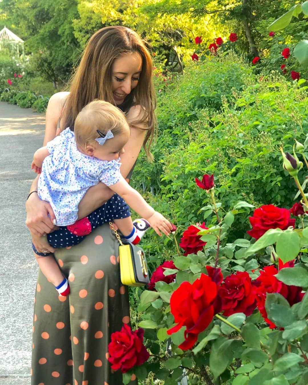 太田エイミーのインスタグラム：「Many things on my mind today. My first Mothers’ Day. Mothers all over the world trying their very best at all times, sacrificing and giving unconditional love. Now I understand.  What a gift to be a mom, a parent. Sometimes, (well actually quite often) especially in the first few months I felt like I was almost drowning with fatigue and being completely overwhelmed. I went back to work after only 3 weeks of maternity leave and many days I went to work with three hours of sleep, eating whatever, messy hair with constant dizziness. Women in freelance need more support. Despite everything though, I am so proud to be my mini’s mom and I am in awe of her positive, adventurous and sweet character. I cannot wait to see how you will grow, learn new things and become your own person. I also want to of course mention my own mother on this day. To thank her for bringing me into this world and for raising me - showing me that hard work always pays off, humility and strength, but so many new things she taught me recently. She taught me not to underestimate my baby. Baby knows and understands much more than I think and my mom has shown me that on several occasions. So many examples! I want to be a great mom just like you. Happy Mother’s Day!」