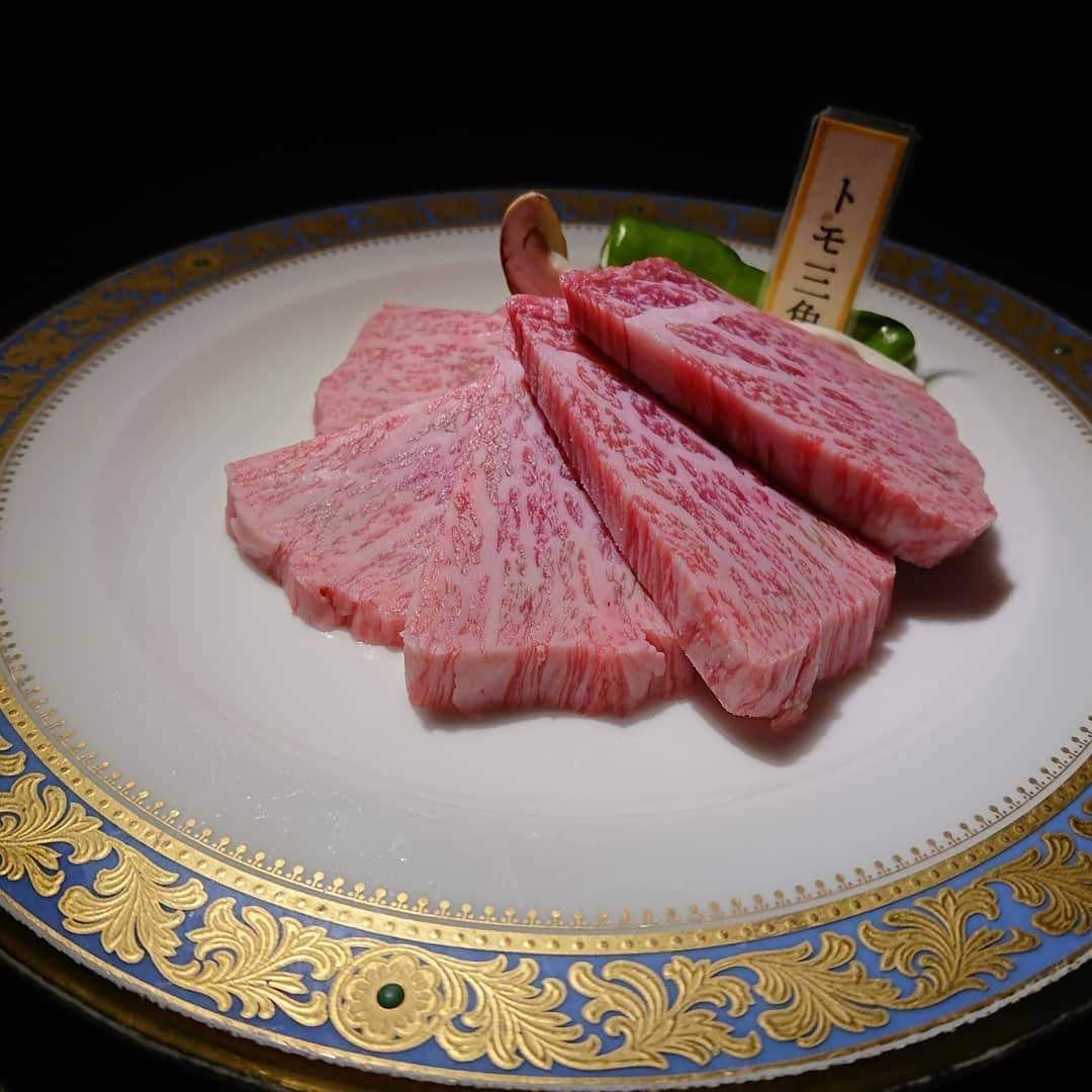 炭火焼肉BISTRO山城牛さんのインスタグラム写真 - (炭火焼肉BISTRO山城牛Instagram)「. 🐮 🐮 【炭火焼肉bistro山城牛】 本日も元気に営業しております🐯 . 本日のオススメは ❗️ともさんかく❗  部位的にはもも肉なんですが、この刺‼️ カルビにも負けず劣らずの味わいを是非お楽しみ下さい。 . . . 🐮 🐮 〜 当店のご紹介 〜 那覇市松山 沖縄県産黒毛和牛 【山城牛】のA5ランクを焼肉で提供する専門店🐮 ボトル、グラス共にワインの品揃えは県内随一🍷 @yamasiro029 . . 〜 系列店舗のご紹介 〜 . 那覇新都心 本格和洋創作が豊富なドリンクと一緒に一つのテーブルで楽しめる🍽 【和洋ダイニング おもろはうす】 @omorohouse . 那覇市牧志(沖映通り) 幻の和豚 交配率100%の純血金武アグーのみを使用する専門店 【金武アグーしゃぶしゃぶ 琉球】 @kinagu.ryukyu . ご予約は各アカウント、その他グルメサイトからお願い致します🙇‍♂️🙇‍♀️ . . #沖縄 #炭火焼肉 #bistro #山城牛 #沖縄焼肉 #肉 #那覇市 #那覇市松山 #和牛 #ワイン #誕生日 #赤肉 #okinawa #naha #yakiniku #wagyu #wine #instagram #instagramer #foodstagram #foodie #foodporn #instagood #デート #接待 #顔合わせ #ともさんかく#おもろはうす #金武アグー #金武アグーしゃぶしゃぶ琉球 .」5月12日 17時56分 - yamasiro029