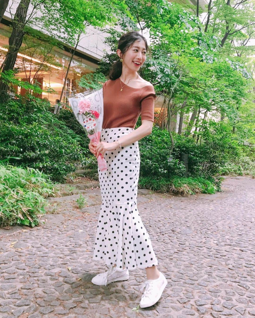 名越涼子さんのインスタグラム写真 - (名越涼子Instagram)「💐Happy Mother's Day💐  毎年恒例、母の日ランチは 母の希望で徐々苑へGo🏃‍♀️ ・ 今年は 《感謝》の意味を持つピンクのカーネーションと 母が気にいったカーディガンをプレゼント🎁  じゅ〜じゅ〜肉を焼きながら 今は亡き父との馴れ初めを聴く 母と娘の女子会。  付き合ってもいないのに 母にいきなりプロポーズした父。 ・ ・ ・ 「俺のところに嫁にくるか？」 ・ ・ ・ だなんて、 我が父ながらかっこいいじゃないか。  一一一一一一一一一一一一一一一一一一一一一一一一一一一一 #母の日#母の日ギフト#プレゼント#mother#mothersday#mothersdaygifts#gifts#thankyou#いつもありがとう#lovemymother#カーネーション#flower#pink#ootd#motheranddaughter#女子会#愛を込めて花束を#fin#murua#肩出し#コーデ#fashion#fashioneveryday#155cmコーデ」5月12日 17時57分 - nagoshi_ryo