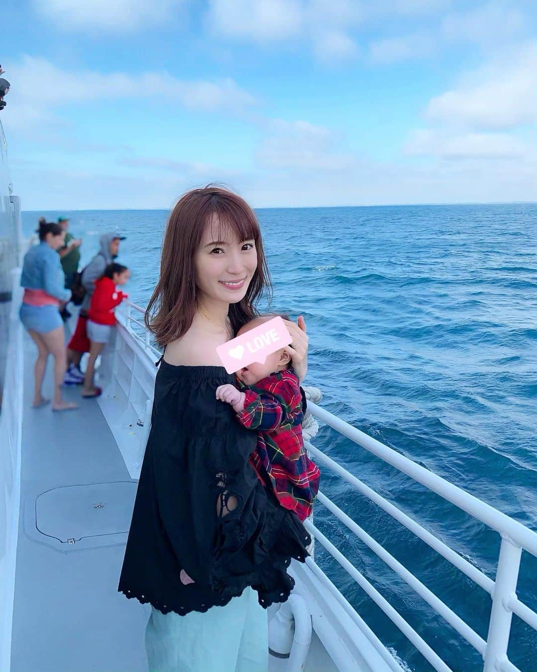 小林真由さんのインスタグラム写真 - (小林真由Instagram)「WHALE watching🐋🛥﻿ 3頭のくじら達に出会えました♡ 初めて間近で見た鯨は大きくて﻿ とてつもない迫力に圧倒された😳﻿ あんなに大きいのに可愛い..‼🐳︎﻿ ﻿ #whalewatching #losangels #la #travel #snidel #milaowen #coodinate #ホェールウォッチング #くじら #ロサンゼルス #ロス #旅行 #子連れ旅行 #海 #ファッション #コーディネート #コーデ #ママコーデ #ママコーディネート #スナイデル #ミラオーウェン ﻿ ﻿」5月12日 17時58分 - mayukobayashii