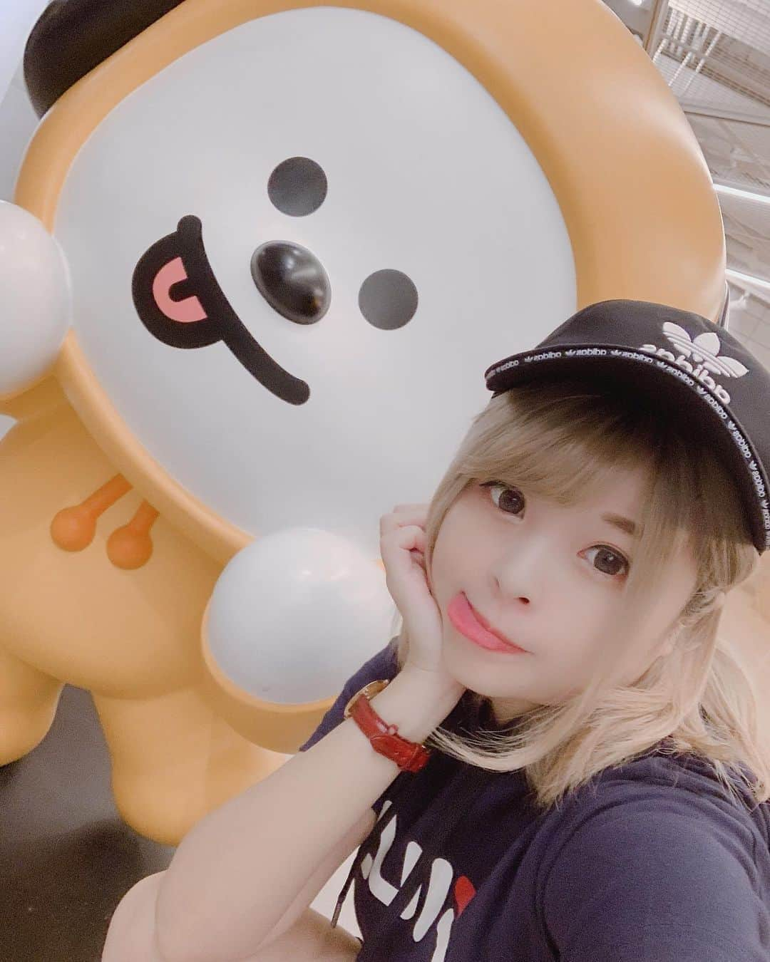 Jia Ju Jiangさんのインスタグラム写真 - (Jia Ju JiangInstagram)「今天來BT21🥰定期來當股東 hehe #有記得關自動美顏 #沒有任何物體受到空間扭曲魔法傷害」5月12日 17時59分 - misa72600