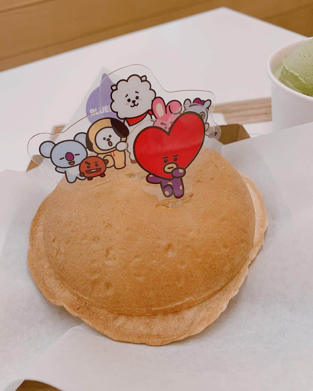 Jia Ju Jiangさんのインスタグラム写真 - (Jia Ju JiangInstagram)「今天來BT21🥰定期來當股東 hehe #有記得關自動美顏 #沒有任何物體受到空間扭曲魔法傷害」5月12日 17時59分 - misa72600