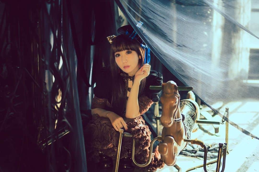 のインスタグラム：「yucat×リリィ（ririco:ram） photo by リリィ hair&make by Aki Nakashima ・ ・ ‎⁦‪#yucat‬⁩ #加藤有加利 #rythem #スチームパンク #ゴスロリファッション #ゴシック #steampunk #steampunkfashion #gothic #gothicstyle #gothiclolita #gothicfashion #gothicgirl #singer #fantasy #darkfantasy #ゴス #portrait #ポートレイト #photography #モデル #model #撮影スタジオ #tokyo #photostudio」