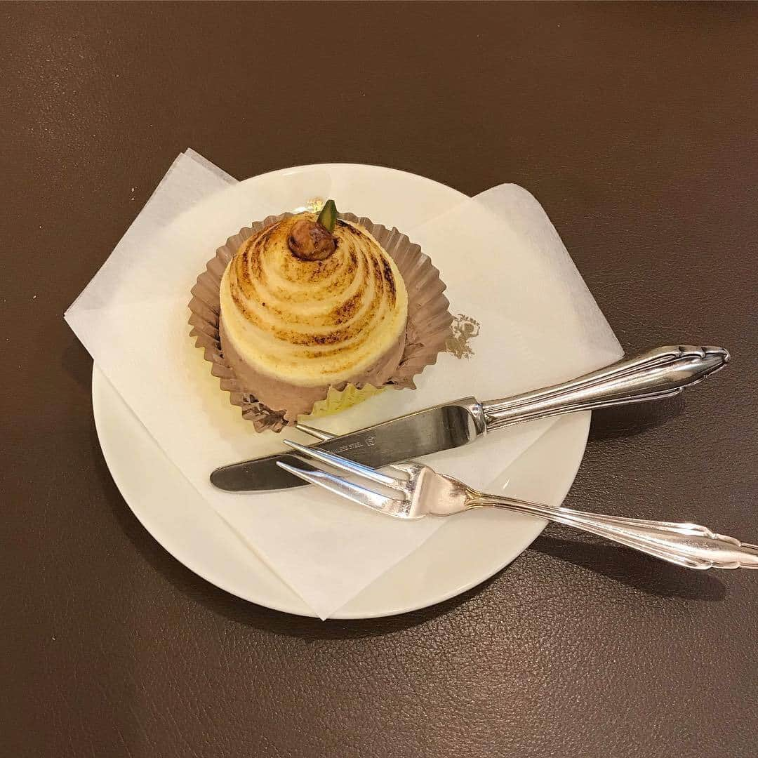 RiLiさんのインスタグラム写真 - (RiLiInstagram)「まんまるパンケーキ🥞をお目当てに👀【ウエスト青山ガーデン】へ行こう💭 ..... 乃木坂にある【ウエスト青山ガーデン】は絵に描いたようなまんまるパンケーキが楽しめるお店だよっ🥞💕他にもケーキやサンドイッチなどのフードメニューが充実してるの🥪❤︎ パンケーキのつるつるでまんまるなフォルムが人気の秘密🧸運ばれてきた瞬間に思わず触りたくなっちゃうよね💭ここに来たら食べるしかない🤔ってくらい人気のメニューみたいだよ🧡 テラス席もあるみたいだからお天気のいい日にはぴったり☀パンケーキ以外のスイーツやフードメニューも充実しているのもうれしいよね🍳レトロで落ち着いた店内でティータイムを楽しんでみてはいかが☕ ❣ ❣ ❣ ❣ ❣ サイトやSNSで掲載させていただくお写真募集中😘📸 かわいいコーデやアイテム、注目スポットなどが撮れたら、ハッシュタグ→#rili_tokyo  を付けて投稿❗ ． Special Thanks💋 Photo by @__rabbits.11 @kaorilotta @tktk_50 @kaorilotta @naa019 @kaorilotta @yukinovvv @kaorilotta @kaorilotta ． #春 #春コーデ #ウエスト青山ガーデン #パンケーキ #ホットケーキ #乃木坂カフェ # #東京カフェ #スイーツ#ワントーンコーデ #シンプルコーデ  #カジュアルコーデ #ガーリーコーデ #置き画 #置き画くら部 #今日のコーデ #コーデ #コーディネート #RiLi  #おしゃれさんと繋がりたい #お洒落さんと繋がりたい #ファッション #패션스타그램 #ootd #outfit」5月12日 18時01分 - rili.tokyo