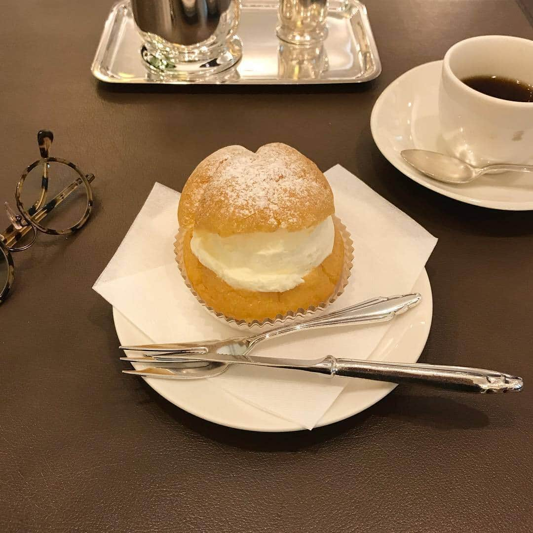 RiLiさんのインスタグラム写真 - (RiLiInstagram)「まんまるパンケーキ🥞をお目当てに👀【ウエスト青山ガーデン】へ行こう💭 ..... 乃木坂にある【ウエスト青山ガーデン】は絵に描いたようなまんまるパンケーキが楽しめるお店だよっ🥞💕他にもケーキやサンドイッチなどのフードメニューが充実してるの🥪❤︎ パンケーキのつるつるでまんまるなフォルムが人気の秘密🧸運ばれてきた瞬間に思わず触りたくなっちゃうよね💭ここに来たら食べるしかない🤔ってくらい人気のメニューみたいだよ🧡 テラス席もあるみたいだからお天気のいい日にはぴったり☀パンケーキ以外のスイーツやフードメニューも充実しているのもうれしいよね🍳レトロで落ち着いた店内でティータイムを楽しんでみてはいかが☕ ❣ ❣ ❣ ❣ ❣ サイトやSNSで掲載させていただくお写真募集中😘📸 かわいいコーデやアイテム、注目スポットなどが撮れたら、ハッシュタグ→#rili_tokyo  を付けて投稿❗ ． Special Thanks💋 Photo by @__rabbits.11 @kaorilotta @tktk_50 @kaorilotta @naa019 @kaorilotta @yukinovvv @kaorilotta @kaorilotta ． #春 #春コーデ #ウエスト青山ガーデン #パンケーキ #ホットケーキ #乃木坂カフェ # #東京カフェ #スイーツ#ワントーンコーデ #シンプルコーデ  #カジュアルコーデ #ガーリーコーデ #置き画 #置き画くら部 #今日のコーデ #コーデ #コーディネート #RiLi  #おしゃれさんと繋がりたい #お洒落さんと繋がりたい #ファッション #패션스타그램 #ootd #outfit」5月12日 18時01分 - rili.tokyo