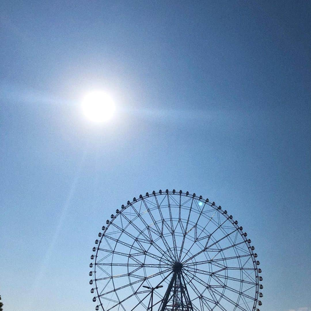 ungrid_yurieさんのインスタグラム写真 - (ungrid_yurieInstagram)「. いい感じに暑かった日🌞 公園と水族館へ🐠 うちの僕👦🏻は泳ぐ魚より 魚が隠れる筒や棒が気になって 仕方がないようだった😂 あ、長い棒があるよー！って . けど1番面白かったのは ペンギンゾーン見てる時 ペンギン🐧が泳いでる！歩いてる！て 指差して言っていて 山の少し上の方でお掃除してる 飼育員さんを見て 上にも登ってる！👆て言ったこと… 冗談なのか、本気でペンギンに見えたのか🙄謎 面白い #sun#familyday#水族館」5月12日 18時01分 - chiku_y34