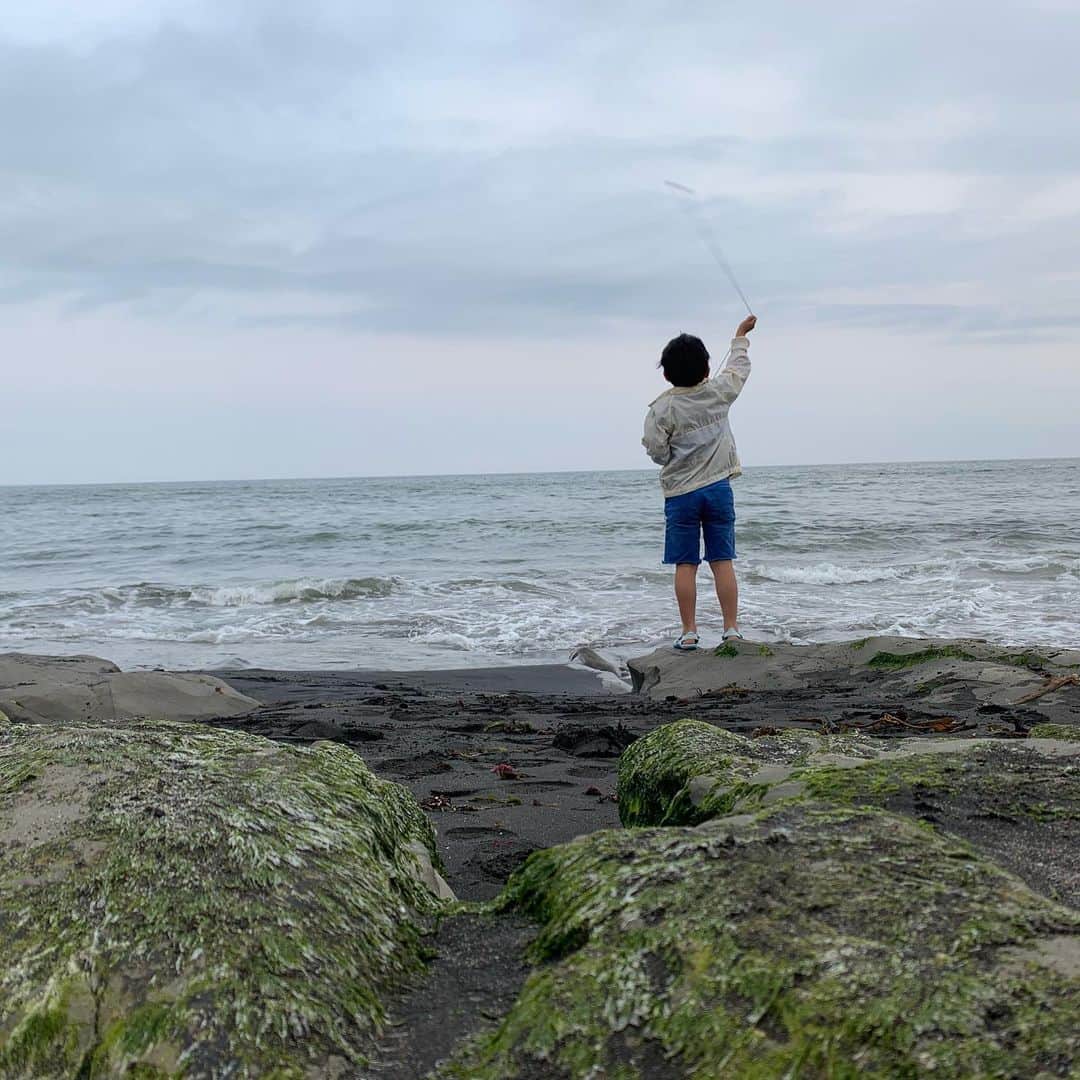 クリス智子さんのインスタグラム写真 - (クリス智子Instagram)「風よし、岩の緑もいい感じ。 少し湿り気あり。  長いゴムの先に、重めのボタンをくくりつけた新作品？を振り回しに海に行きました。」5月12日 18時04分 - chris_tomoko