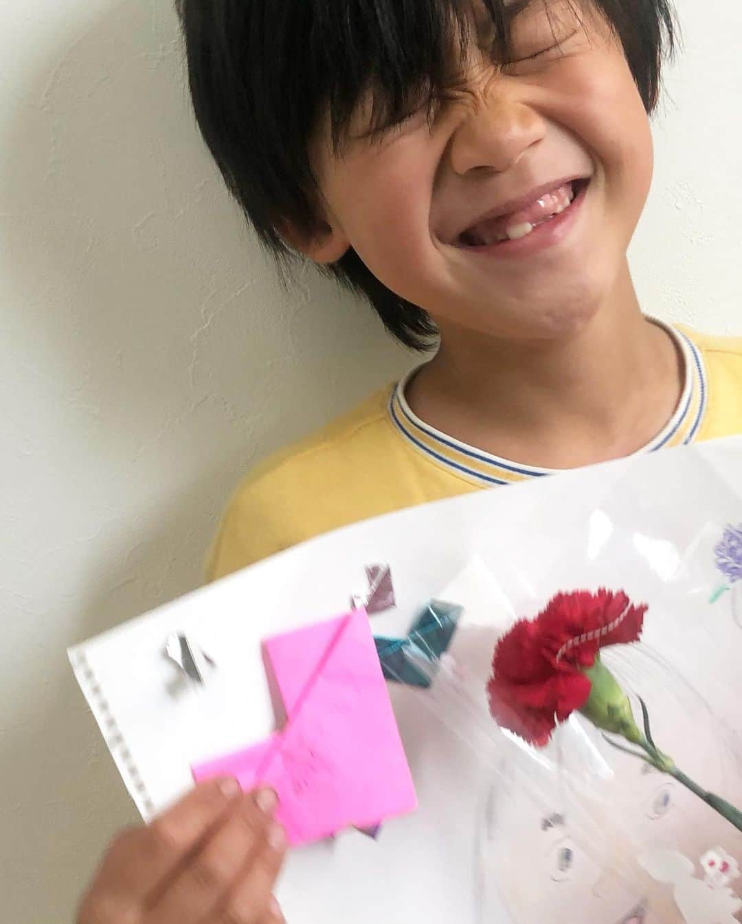 yoka1124さんのインスタグラム写真 - (yoka1124Instagram)「☆☆☆ ・ ・ 母の日ですね 朝から息子にお手紙とお花をもらい 出先でやっていたイベントで 絶対見ないでねって作ってくれたエプロンをもらい、、 幸せすぎる1日でした ・ ・ いつまで ママは僕のプリンセスって言ってくれるのかなー💗🐰 ま、絶対キンプリの影響だなw ・ ・ ・ 楽チンで可愛いパンツ @titivatejp  お気に入りー！！ ・ ・ ・ ・ ・ ・ ・ #titivatestyle #titivate #ティティベイト  #uniqlo #uniqloginza #loewe  #lavishgate」5月12日 18時10分 - yoka1124