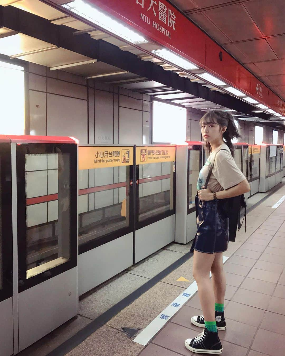 Dewi Chienさんのインスタグラム写真 - (Dewi ChienInstagram)「🚇母親視角。 #媽媽明天見 #去離島過節 #快整理行李 #女兒提醒你」5月12日 18時10分 - dewichien