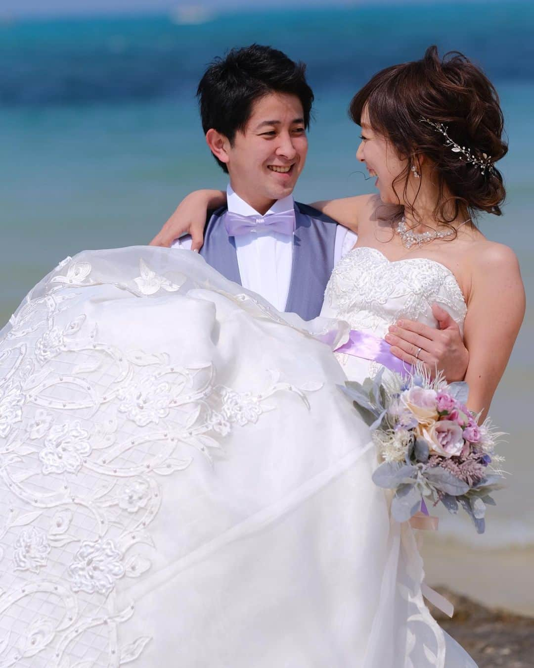 【公式】小さな結婚式さんのインスタグラム写真 - (【公式】小さな結婚式Instagram)「@petit.wedding をフォローしてね♩ #小さな結婚式 をつけてのお写真投稿も大歓迎です♡ こちらの公式IGでリグラムさせていただきます＊ . ✬大宮チャペルでのウェディングフォトをcheck＊* . 透き通る沖縄の海、穏やかな風を感じながら 開放感あふれるショットを＊* いつまでも色褪せない好きな思い出を 写真に閉じ込めて..♡おふたりにとって 最高の1日となりますようお手伝いさせてください* . ——————— #小さな結婚式  #petitwedding #前撮り #結婚式  #プレ花嫁 #卒花 #アットホーム #少人数 #家族婚 #少人数結婚式 #ウェディング #ウェディングドレス #wedding #bridal #weddingdress #花嫁 #結婚式準備 #式場探し #日本中のプレ花嫁さまと繋がりたい #結婚式の思い出に浸る会 #結婚準備 #お姫様抱っこ #リゾートウェディング #沖縄ウェディング ———————」5月12日 18時13分 - petit.wedding