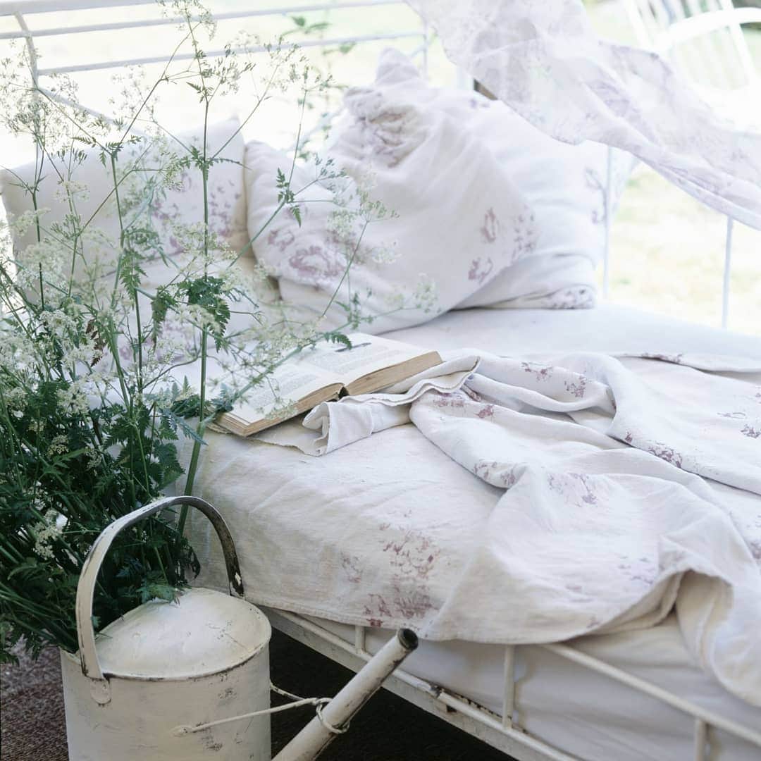キャベジズ&ローゼズのインスタグラム：「Sundays in the garden sunshine. Lilac Hatley 💜  #britishmade #screenprinting #livinglifebeautifully #cabbagesandroseslifestyle #cabbagesandroses #cabbagesandrosesfabric #englishgarden #britishsummer #nearlyhere #brookcottage @christina_strutt @cabbagesandroses_shop」