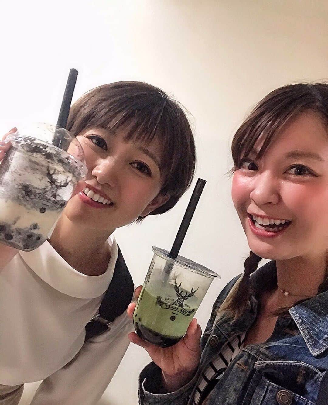 のインスタグラム：「. あまりにも最近、野球の投稿ばかりだったので箸休めにこの前の #タピオカ #デート 写真💕 遅れてきた反抗期並にタピオカにハマってるわしら。で、すぐ飽きるパイセン。飲みかけ。 #thealley #tapioca #kaka #cheesecake #fukuoka #tenjin #daimyo #kego #shop #cafe #sweets #sampo #福岡 #天神 #大名 #カフェ #甘党 #食い意地コンビ #朝活 #時間を大切に #頑張ろうね #食べるのも勉強 #と言い聞かせる」