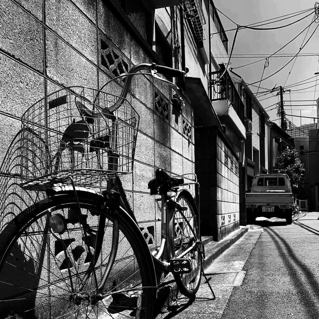 naotakeのインスタグラム：「昼下がり - Early in the afternoon / iPhone XR + Snapseed, 20190513. . . 中華街のお気に入りのお店でランチ。スパイシーな牛肉炒めにご飯がすすむ（摂生は・・・今日はお休み） . . #royalsnappingartists #infamous_family #rsa_main #infinity_photo_cult #2_fineart #jp_gallery #jp_gallery_bnw #trb_bnw #wp_bnw  #bnw_life #bnwlife_member #bnw_life_shots #bnw_captures #world_bnw #top_bnw #team_jp_ #team_jp_モノクロ #ig_energy_bw #ig_nihon #streetphotographybnw #igersjp #blackandwhite #bnw #bnwphoto #monochrome #bw #bnwphotography #ShotOniPhone #shotoniphoneXR」
