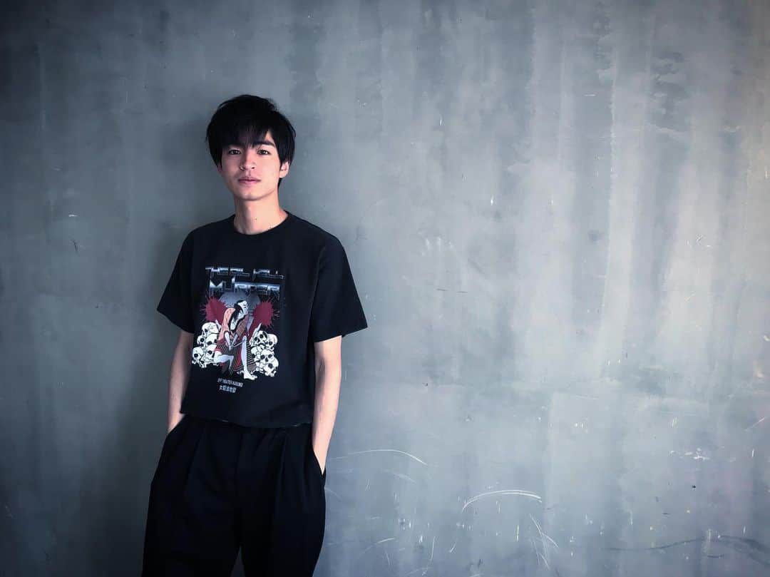 狩野健斗のインスタグラム：「#オフシアター歌舞伎  #女殺油地獄 @offtheaterkabuki  会場が倉庫ということもあって始まる前から緊張感ある独特な雰囲気。 後半は事件を本当に目撃しているかのような凄まじい臨場感。 ぜひ体感して頂きたい。 .  @neighborhood_official  着ているのは会場で販売されている数量限定のコラボTシャツ。 デザインカッコいい。 #neighborhood」