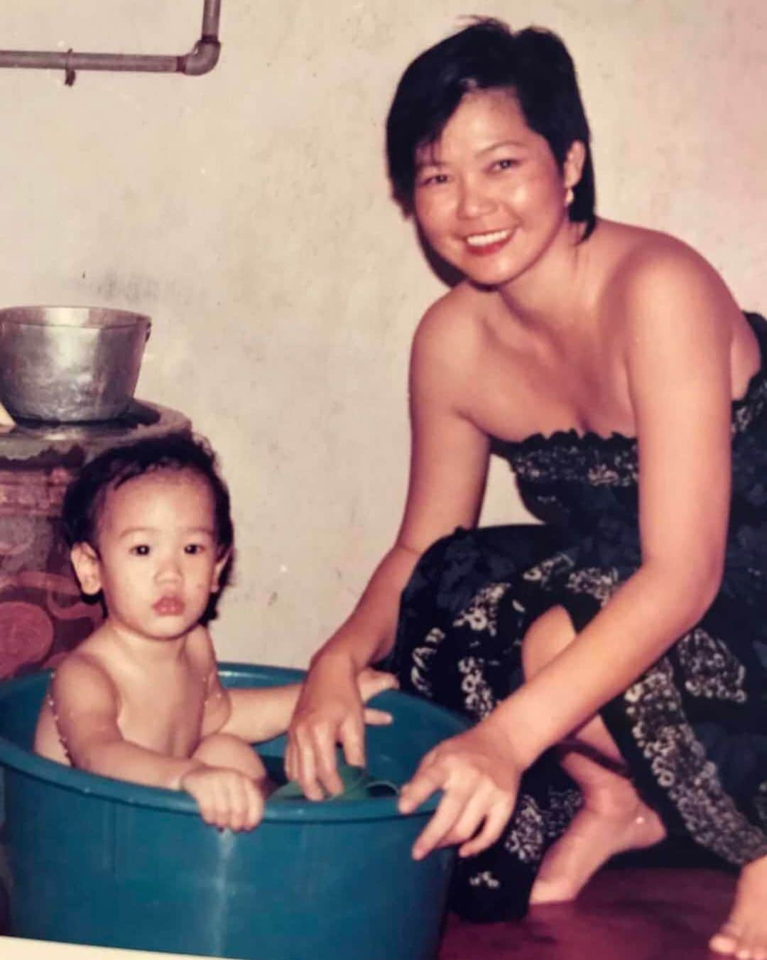ゴッドフリー・ガオのインスタグラム：「Happy Mother’s Day 💐 Thank you for keeping me so fresh and so clean 🧼, I’ve always enjoyed taking a bath 🛀 in the little bucket 👶🏻 #happymothersday #tublife」