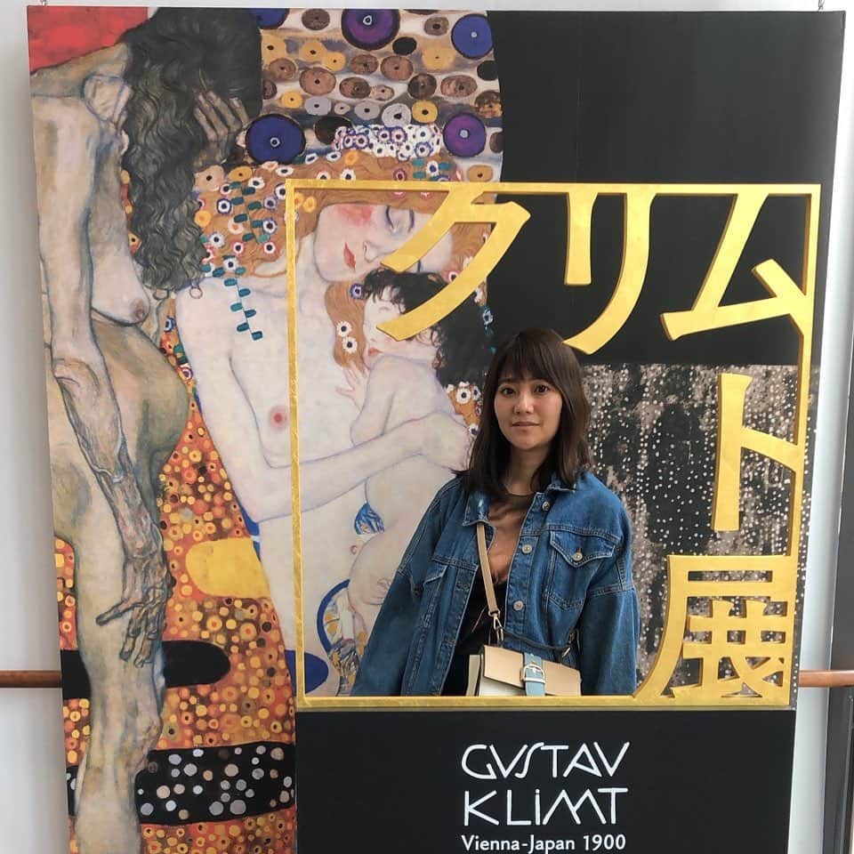 のインスタグラム：「先日、クリムト展に行ってきました！素敵な絵画がたくさんでした(*∩ω∩) 金粉を使った作品は、とても綺麗でした。GW中に行ったので20分待ち程度並んでいましたが、室内は広くゆったり回れました！」