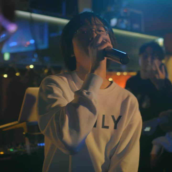 lute / ルーテのインスタグラム：「【HIP HIP STAR Live #03  Foods「Pants Style Girl」】 次世代アーティストを紹介する企画「カルロスまーちゃんのHIP HIP STAR」🕶 第三弾のゲストは、日本人ソロ男性アーティスト・Foods（@foods9653 ）が登場⚡️ 昨年末に開催された「VARI x VARI 大忘年会」より「Pants Style Girl」のパフォーマンス映像を独占公開📺  視聴はプロフィールのURLをチェック☝ @lutemedia  #Foods #lute #lutemedia #music #PantsStyleGirl」