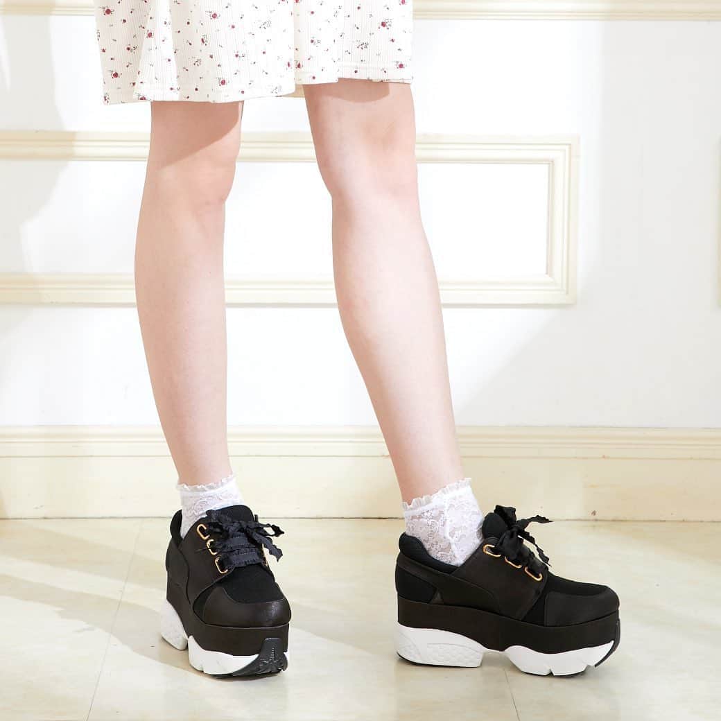 のインスタグラム：「. 【NEW】 . 厚底リボンスニーカー　￥13,500＋tax . color：pink / black . レースソックスとも 相性ばつぐん💓 フリルリボンがポイントです！ . . #honeysalonbyfoppish #honeysalon #ハニーサロン #ハニサロ #ハニサロシューズ #スニーカー #厚底 #厚底スニーカー #リボン #フリルリボン #sneakers #girly #sweet #fril #ribbon #newin」