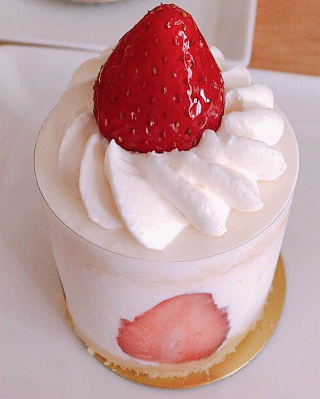 梅本理恵さんのインスタグラム写真 - (梅本理恵Instagram)「食事制限、ひとやすみ♡  二子玉川で一目惚れ♡ 大好きな生クリームといちご。 スポンジ部分がほとんど無い☺︎! 私の理想なケーキ♡ （3枚目の写真☺︎） ・ ・ ・ ・ #たまに無性に食べたくなる #ショートケーキ#いちご #パンケーキ も#主人の誕生日#アラフィフ仲間入り #一緒だね #目指せ#ヒップアップ #デニムコーデ#美魔女#美魔女コンテスト #美魔女ファイナリスト#アラフィフ#アラフォー#アンチエイジング#美容#美活#team美魔女9期生 #母の日#ありがとう#感謝の言葉 #はんなり美魔女 #梅本理恵 ☺︎」5月12日 18時22分 - rie___12ki