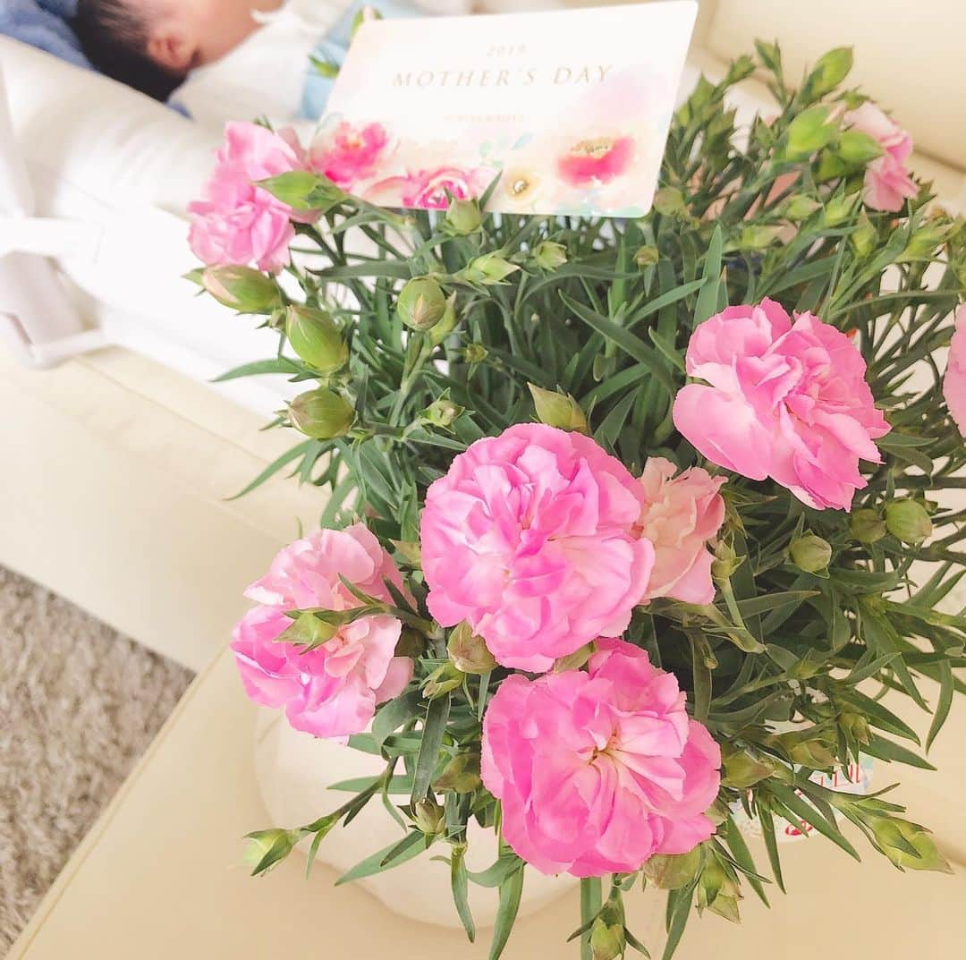 越馬千春さんのインスタグラム写真 - (越馬千春Instagram)「. 今日は母の日💐 主人から私にもお花が届きました🧡🎁 .  今までで一番のサプライズプレゼントかもしれないです。 カーネーションって初めて貰ったかも！！ いつも本当にありがとう😊💓 . 母親になったのか、、と改めて幸せを感じる日でした🤱 #母の日 #mothersday #💐#カーネーション #お花 #Flower #男の子ママ #ママ #ママライフ #新生児 #baby #👶 #🤱 #赤ちゃん #20190512」5月12日 18時27分 - chiharukoshiba