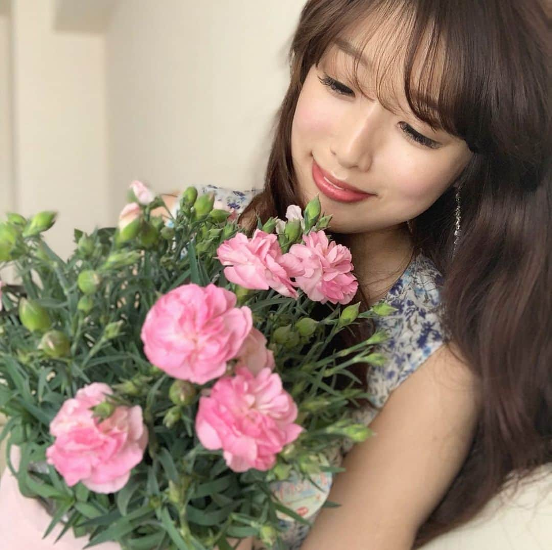 越馬千春さんのインスタグラム写真 - (越馬千春Instagram)「. 今日は母の日💐 主人から私にもお花が届きました🧡🎁 .  今までで一番のサプライズプレゼントかもしれないです。 カーネーションって初めて貰ったかも！！ いつも本当にありがとう😊💓 . 母親になったのか、、と改めて幸せを感じる日でした🤱 #母の日 #mothersday #💐#カーネーション #お花 #Flower #男の子ママ #ママ #ママライフ #新生児 #baby #👶 #🤱 #赤ちゃん #20190512」5月12日 18時27分 - chiharukoshiba