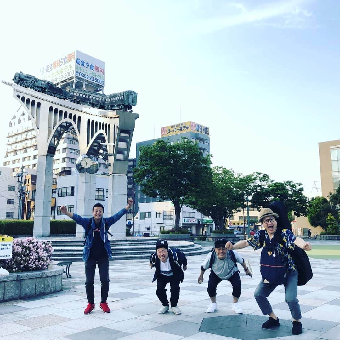 太田芳伸さんのインスタグラム写真 - (太田芳伸Instagram)「新喜劇ワールドツアー 鳥取県‼️ 久々４人で写真撮れた気がする。  鳥取県の皆さん大きい声援❗ 最後までお見送りなど暖かく迎え入れてくれてありがとうございました🎵 ※藍ちゃんが連写で撮ってくれた写真９枚をどうぞ。 フライング佐藤と滞空時間太田が際立った写真でしたね✨松浦鞄で顔強打してない？」5月12日 18時28分 - yoshinobuota