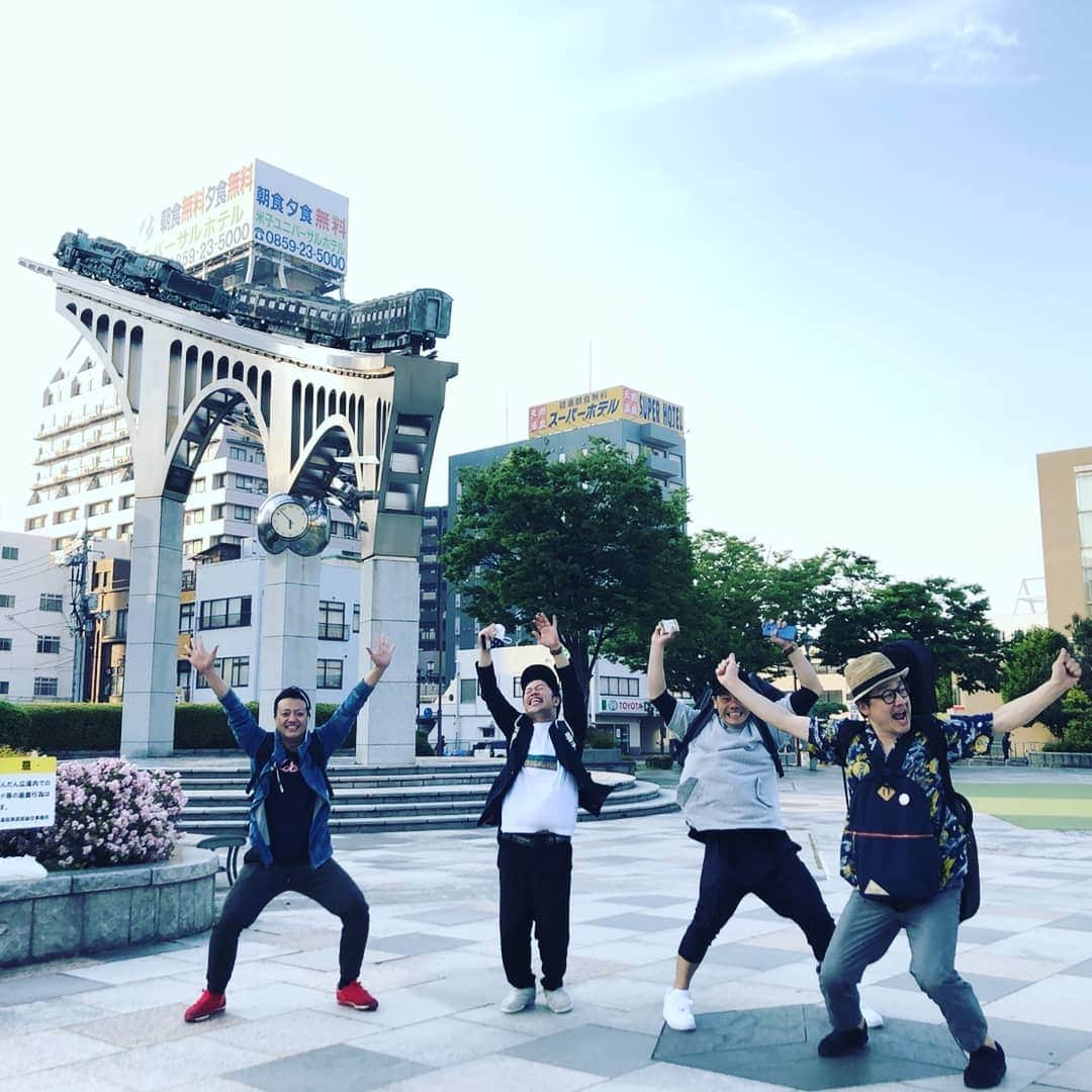 太田芳伸さんのインスタグラム写真 - (太田芳伸Instagram)「新喜劇ワールドツアー 鳥取県‼️ 久々４人で写真撮れた気がする。  鳥取県の皆さん大きい声援❗ 最後までお見送りなど暖かく迎え入れてくれてありがとうございました🎵 ※藍ちゃんが連写で撮ってくれた写真９枚をどうぞ。 フライング佐藤と滞空時間太田が際立った写真でしたね✨松浦鞄で顔強打してない？」5月12日 18時28分 - yoshinobuota