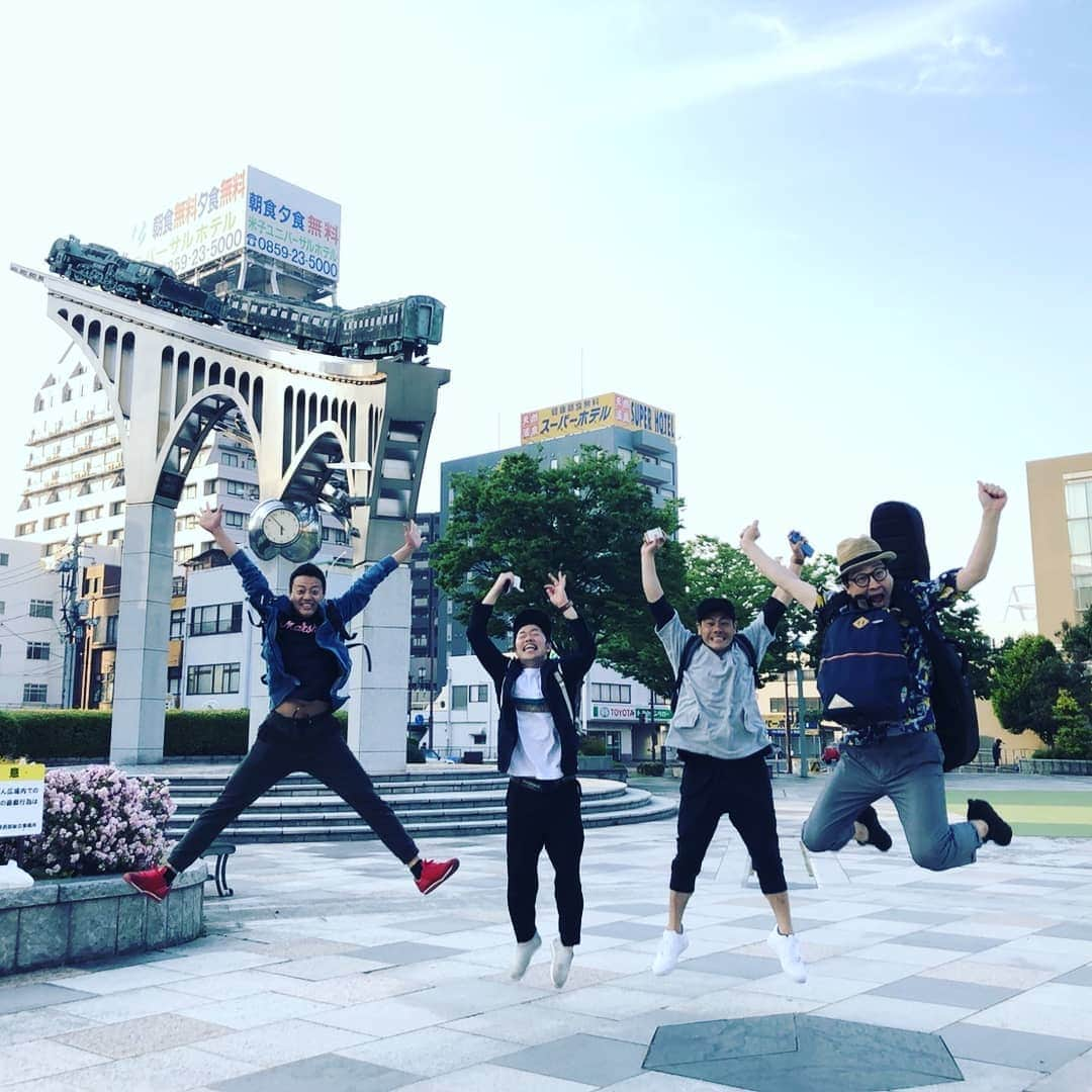 太田芳伸さんのインスタグラム写真 - (太田芳伸Instagram)「新喜劇ワールドツアー 鳥取県‼️ 久々４人で写真撮れた気がする。  鳥取県の皆さん大きい声援❗ 最後までお見送りなど暖かく迎え入れてくれてありがとうございました🎵 ※藍ちゃんが連写で撮ってくれた写真９枚をどうぞ。 フライング佐藤と滞空時間太田が際立った写真でしたね✨松浦鞄で顔強打してない？」5月12日 18時28分 - yoshinobuota