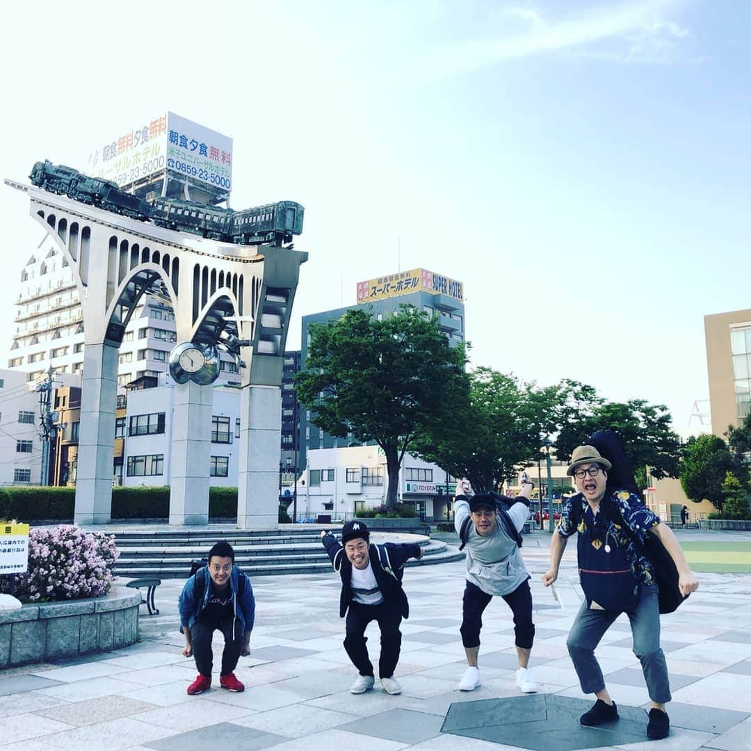 太田芳伸さんのインスタグラム写真 - (太田芳伸Instagram)「新喜劇ワールドツアー 鳥取県‼️ 久々４人で写真撮れた気がする。  鳥取県の皆さん大きい声援❗ 最後までお見送りなど暖かく迎え入れてくれてありがとうございました🎵 ※藍ちゃんが連写で撮ってくれた写真９枚をどうぞ。 フライング佐藤と滞空時間太田が際立った写真でしたね✨松浦鞄で顔強打してない？」5月12日 18時28分 - yoshinobuota