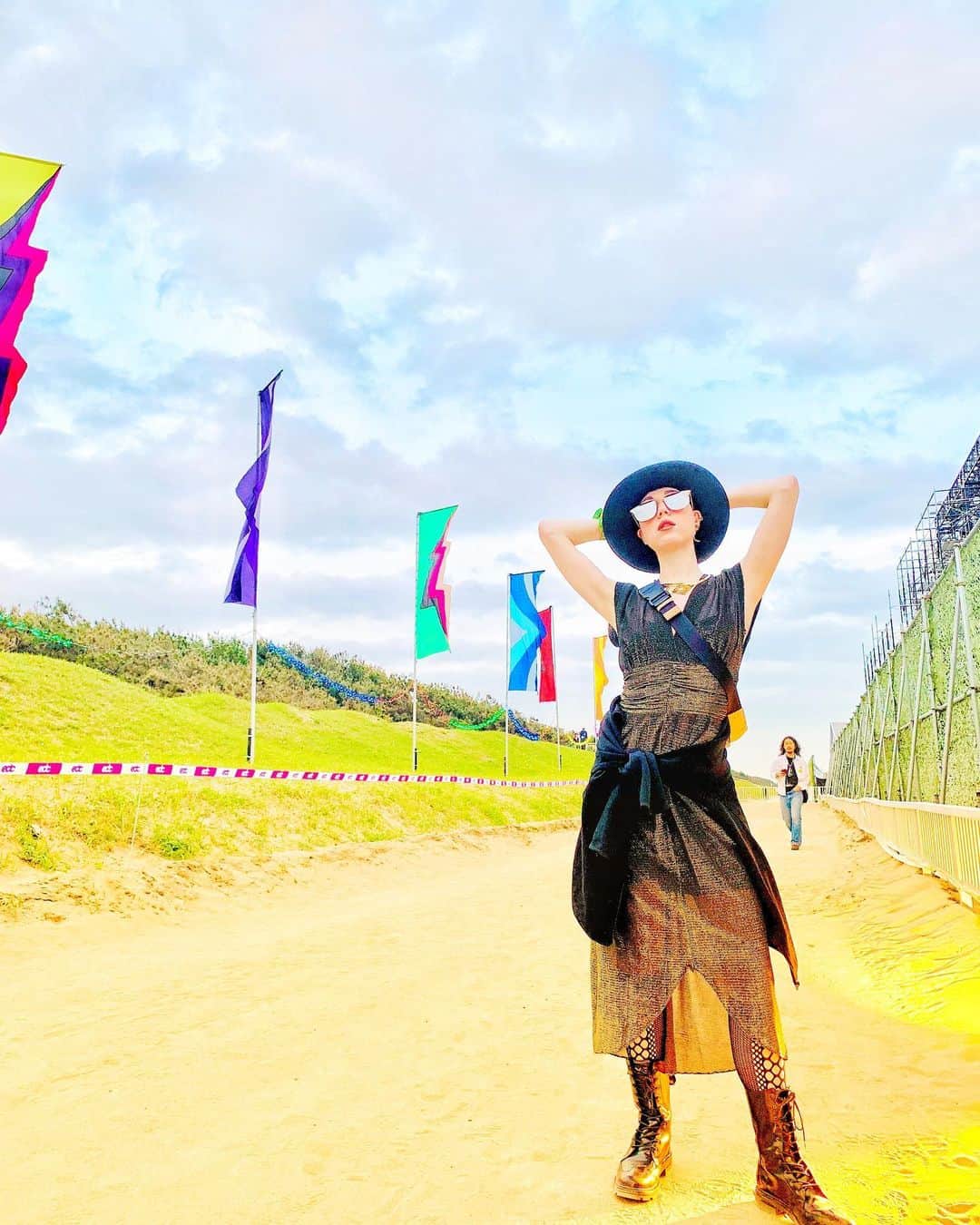 ミーシャ・ジャネットのインスタグラム：「Sorry for the filter, but the camera wasn’t capturing the extent of my gold lame dress on the beach  #edcjapan thank you to #tankpr and @samanthamariko for the ticket !! @edcjapan #musicfestival」