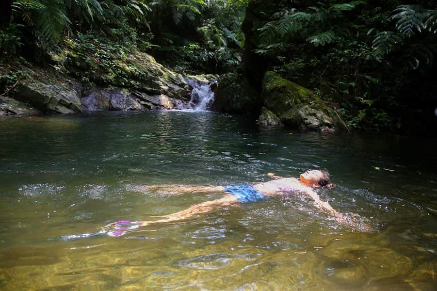 香川沙耶さんのインスタグラム写真 - (香川沙耶Instagram)「今日は、観光客も連れて行かないところで、インストラクターさんが最近見つけた川と滝に行ってきました🌎 こんなに素敵な場所連れてってもらえて幸せだなぁ☺️❤️ ぷかぷかするの大好き！！！！！ #沖縄ビューティーキャンプ #naturalbeautycamp #okinawa #rivertrekking #ナチュラルビューティーキャンプ #キレイモ  @naturalbeautycamp」5月12日 18時31分 - saya.kagawa