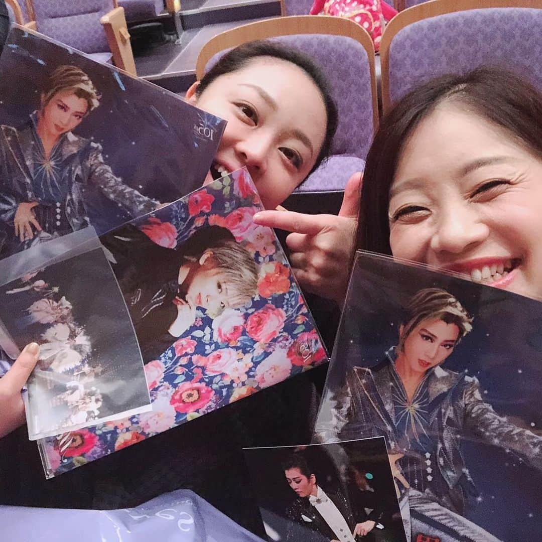 美城れんさんのインスタグラム写真 - (美城れんInstagram)「全国ツアー観劇！感激！ 初めて宝塚を観た時の様なワクワク感、ドキドキ感を味わい、初めてグッズを買ってしまいました！  笑  そして、今回初ご一緒に観劇、一期上の方。笑  千咲まりあさん… 何時も、話しに花が咲いて…話し足りない… 時間足りなーい。🤣 素敵な舞台、有難うございました！☺️ #星組全国ツアー #生まれ変わってもまた宝塚に入りたい！」5月12日 18時43分 - ren.mishiro