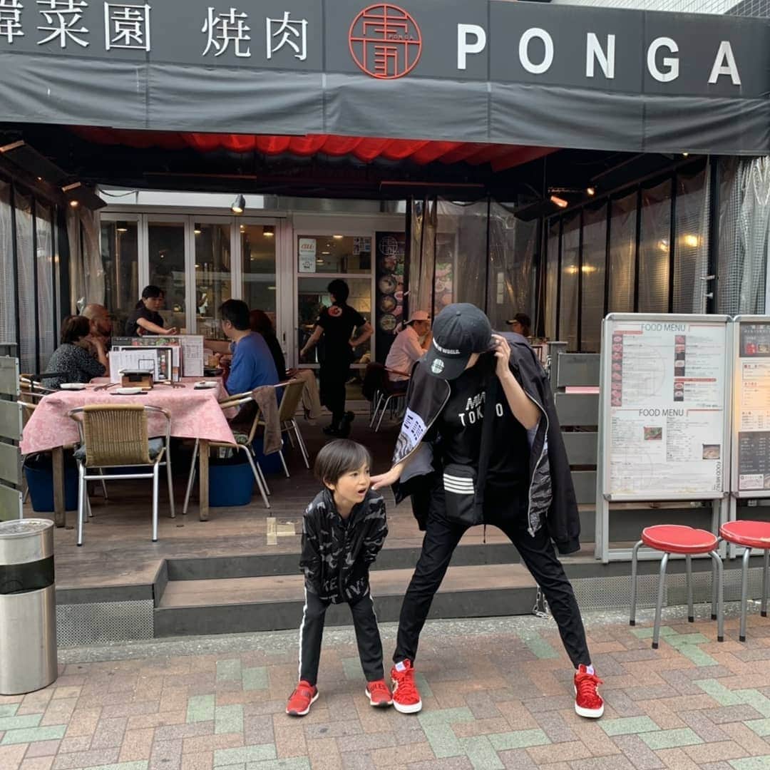 真山景子のインスタグラム：「母の日ディナーは大好きな目黒ぽんがへ。私、ここの赤身のメガネの大ファン 親子でリンクコーデ #MadeinWorld  #目黒ぽんが #母の日 #ファミリー #ありがとう✨ #赤身のメガネ #タッカンマリも美味しいよ✨」