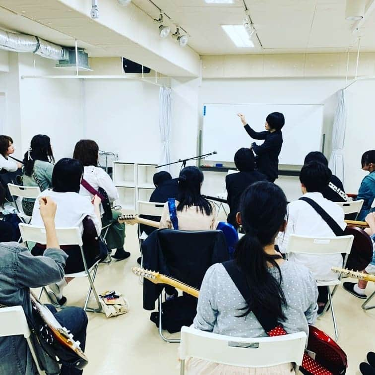 古賀隼斗さんのインスタグラム写真 - (古賀隼斗Instagram)「ギター講座、めっちゃ緊張した。 緊張して声が震えた。  けど、この講座で一人一人に何かを与えられたと思ってる。  めちゃくちゃやり甲斐があったし、 俺も刺激になりました。  来てくれて本当にありがとね。  色々悩みもあると思う、俺もあるし。 そういうものの助けになれたと思うと 凄く感慨深い。  いい経験だったなあ。」5月12日 18時41分 - kanaboontuna