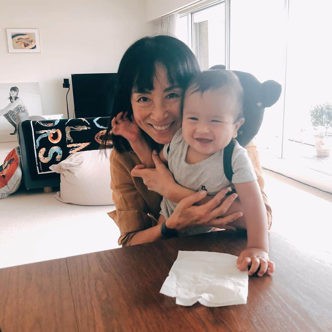 MALIAさんのインスタグラム写真 - (MALIAInstagram)「Happy Sunday.♥️ 私も子供たちも大大大好きな つぅ♡こと、亘 つぐみ氏♥️♥️♥️ . 久しぶりにゆっくり会えたのが 母の日だったのも何か嬉しくて🌹✨ . つぅ♡は私にとってお母さん的存在 って訳じゃないけど、自由奔放過ぎる 18歳の頃に出逢ってからは、 私にとっては大事な人生のご意見番なのです♥ . 私が彼女からインスパイアされる事、 教えてらうこと、一緒にいて感じること、、、 書ききれない程の存在♥️ . #大好きなつぅちゃんと過ごす日曜日♥️ #最高の時間 #LOVE #♥️♥️♥️ . PS.海鈴へ あの香りの秘密は教えてもらえたよ👍🏽」5月12日 18時44分 - maliarehman