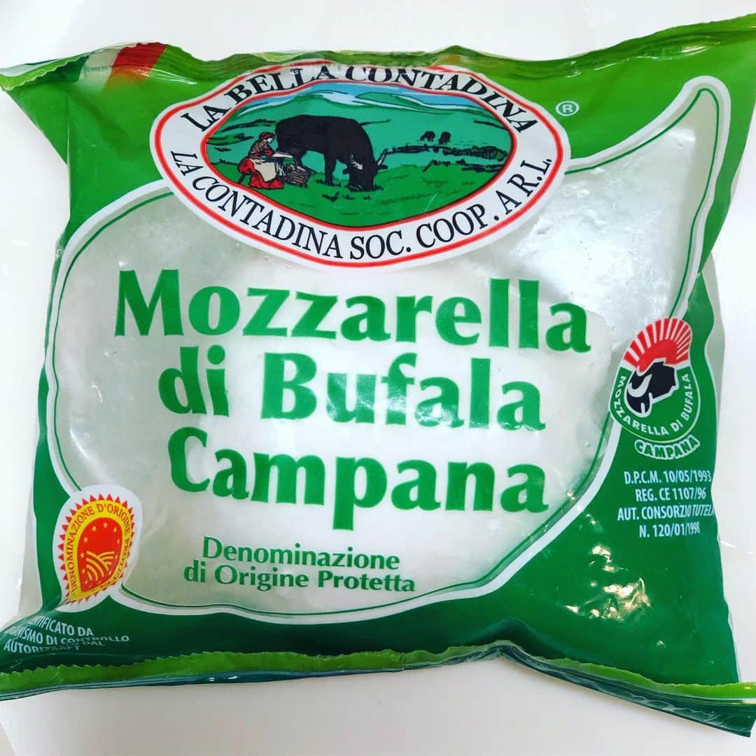 北原徹さんのインスタグラム写真 - (北原徹Instagram)「デザイン、悪くないなぁと思い買ってしまったモッツァレラ。 #カプレーゼ #モッツァレラ #イタリアン #food #foodie #design」5月12日 18時48分 - torukitahara