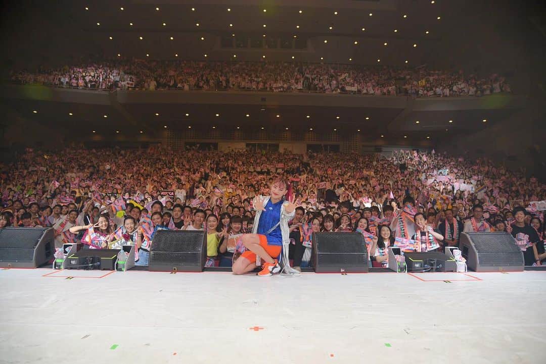 E.G.familyホールツアー「E.G.POWER」のインスタグラム：「. . E.G.POWER 2019 で開催‼️﻿﻿ 「全力！ご当地部！」🗾💫﻿﻿ ﻿. 「全力！千葉！」2日目の勝者は... 須田アンナでした🌻💕 . 2日目も全力！千葉県出身「直己さん」ポーズで お客さんと記念撮影👋✨✨ . E.G.POWER 2019では ご当地の「あるある」なお題を全力で表現する﻿﻿ 「全力！ご当地部！」を開催‼️﻿﻿ 勝者を決めるのは会場に来てくれた皆さんです😎 ﻿. 勝者は会場の皆さんと記念撮影📸💫 ﻿. 北海道公演の勝者は誰になるかな？🌟 お楽しみにーっ🤗 ﻿. #全力ご当地部#千葉#勝者#須田アンナ#小林直己#EGPOWER #EGfamily #Egirls #Dream_Ami #Dream_Shizuka #Happiness #Flower #スダンナユズユリー #LDH」