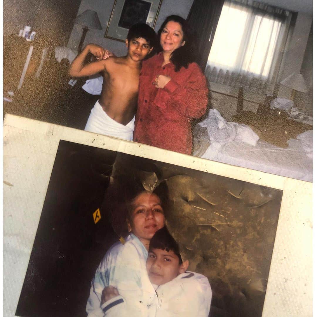 Varun Dhawanさんのインスタグラム写真 - (Varun DhawanInstagram)「Happy Mother’s Day that’s me with my mom and my masi. Kyunki masi is MA jaisi. Wishing all the mother in the world on this special day and all the special ladies who have been like mothers to me 🙏」5月12日 18時50分 - varundvn