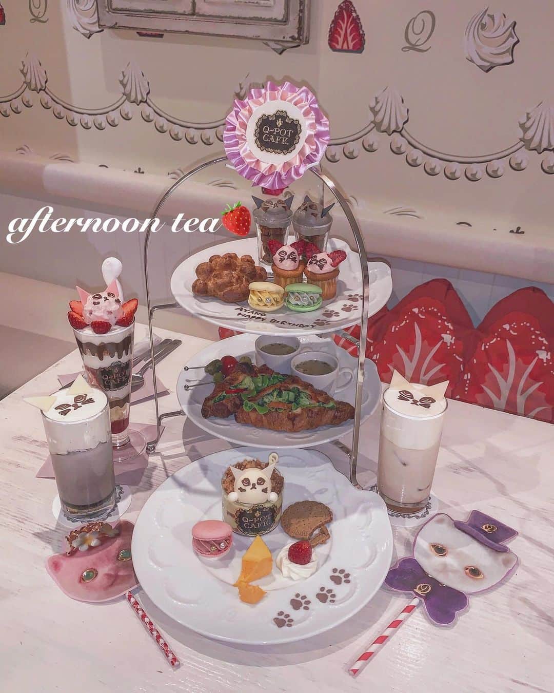 のインスタグラム：「.*⑅︎୨୧┈︎┈︎┈︎┈︎┈︎┈︎┈┈︎┈︎┈︎┈︎┈︎୨୧⑅︎* .  猫のアフターヌーンティー 🐈 5月7日start💎 東京・表参道【Q-potcafe】 ㅤㅤ 猫だらけのアフターヌーンティー 💗 ドリンクもパフェも猫💗💗💗 かわいすぎる〜♥︎︎∗︎*ﾟ お誕生日仕様です✨🎂 お部屋もかわいい😍 .*⑅︎୨୧┈︎┈︎┈︎┈︎┈︎┈︎┈┈︎┈︎┈︎┈︎┈︎୨୧⑅︎* .  #qpotcafe#原宿スイーツ#tokyotravel #tokyotrip #harajukucafe#harajyuku#afternoontea#アフターヌーンティー #インスタ映えスイーツ#フォトジェニックスイーツ#苺スイーツ#バースデープレート#誕生日プレート#まありんカフェ巡り#まありん誕生日プレート#アニバーサリーケーキ#birthdayplate」