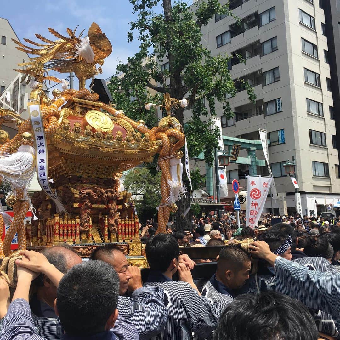 無化調ラーメン「ゆきふじ」のインスタグラム：「日本三大祭の 『神田祭』に参加させていただき、神輿担がせていただきました。  100近い神輿が、神田明神へ宮入りし、その後町内を練り歩き感じでした。  特にこの 「もみ合い」は 近くて見ると迫力ありました。  #神田祭#もみ合い#神輿#祭」