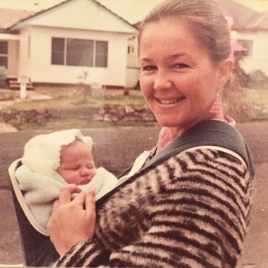 シャーニ・ヴィンソンのインスタグラム：「Mum, you’re a true miracle 🌟 @narellevinson I 💛 you!! #HappyMothersDay」